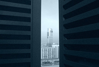 Widok biurowca Spektrum Tower zza ekranowania wieżowca Atrium South